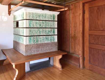 historische Stube mit Kachelofen