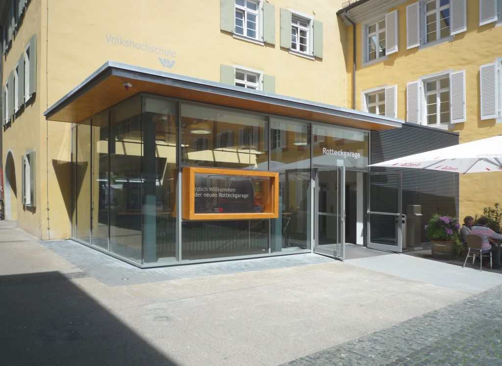 Teichert . Architekten: Eingangsgebäude Rotteckgarage Freiburg